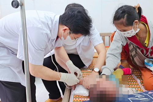 Nhiều học sinh ở một trường tiểu học vùng núi sốt cao, 1 em đã tử vong