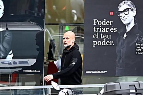 Pep Guardiola bí mật bay về Tây Ban Nha mong vợ… hủy ly hôn