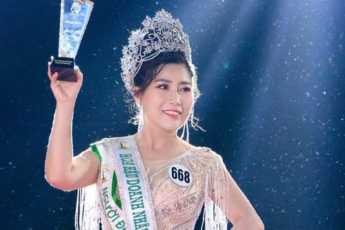 Doanh nhân 42 tuổi được NSND Trịnh Kim Chi trao vương miện hoa hậu