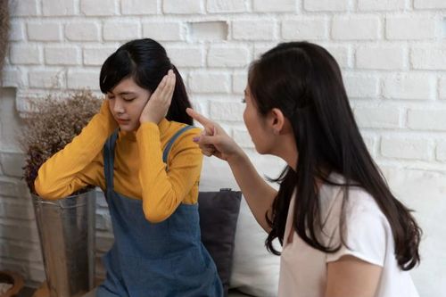 Vì sao trẻ như biến thành người khác khi đến tuổi dậy thì?