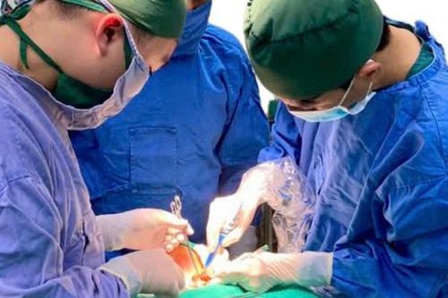 Nhập viện do đắp thuốc nam chữa u tuyến giáp