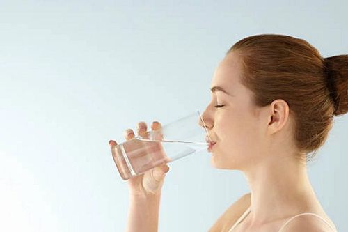 Những sai lầm khi uống nước nhiều người hay mắc phải