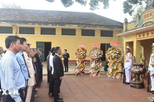 Dâng hương tưởng niệm các chiến sỹ cách mạng hy sinh tại Nhà đày Buôn Ma Thuột