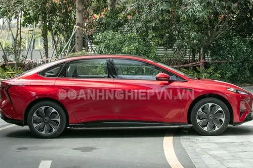 Xe sedan hạng D, công suất 282 mã lực, nội thất sang chảnh, giá 'hạt dẻ'