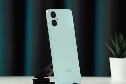 Smartphone 5G Samsung hỗ trợ chống nước, RAM 6 GB, giá chưa tới 3 triệu đồng
