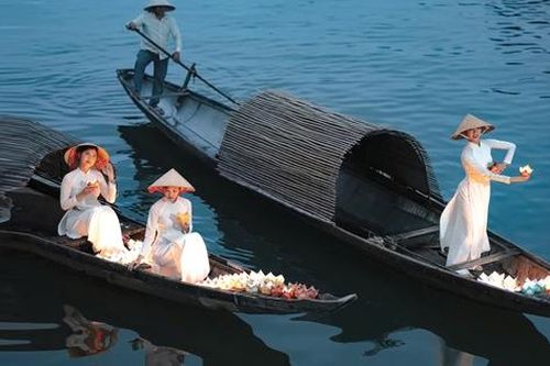 Áo dài Việt: Vẻ đẹp và sức sống trường tồn