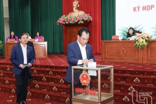 Nhân sự địa phương: HĐND nhiều tỉnh bầu chức vụ lãnh đạo; Công an Hà Nội bổ nhiệm cán bộ chủ chốt