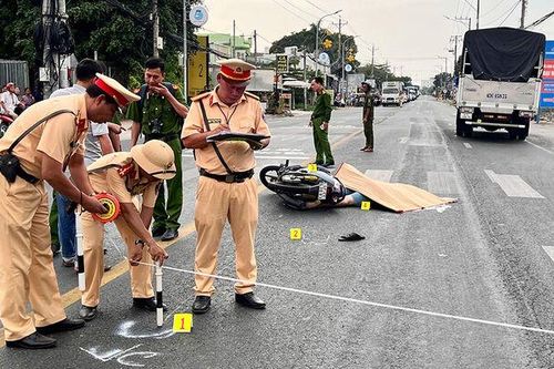 Môtô va chạm ôtô tải, 1 người chết