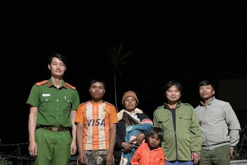 Phú Thiện: Bàn giao bé trai 6 tuổi cho gia đình sau hơn 7 giờ đi lạc