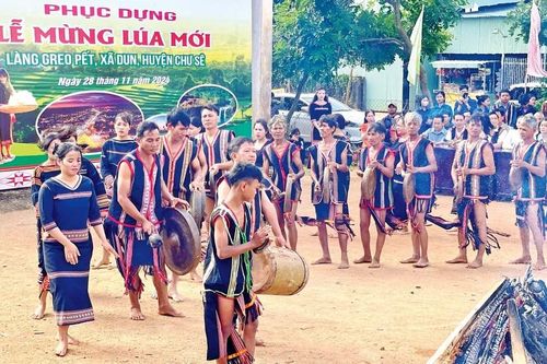 Nghĩ suy trong mùa lễ hội