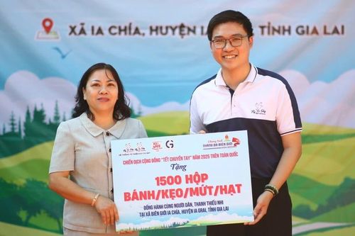 Tặng 400 suất bánh kẹo cho thiếu nhi Trường Tiểu học Cù Chính Lan