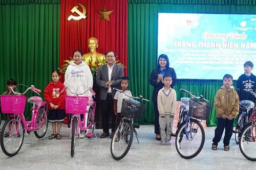 Tặng 20 suất học bổng cho học sinh nghèo vượt khó