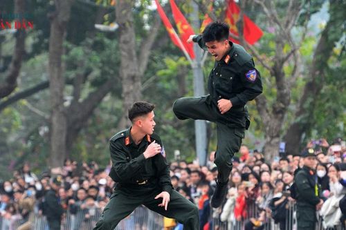 Cảnh sát đặc nhiệm trình diễn sức mạnh 'siêu việt' tại phố đi bộ hồ Gươm