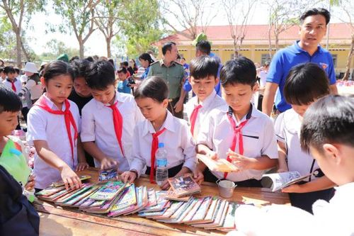 Đoàn thanh niên Công an Bình Dương với chương trình Tháng ba biên giới