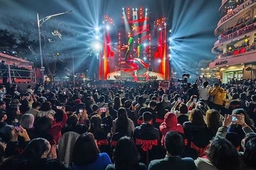 Biển người háo hức tham dự Gala âm nhạc 'Vinh quang CAND Việt Nam'