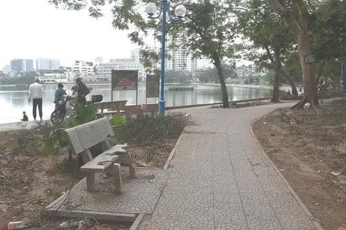 Vườn hoa hồ Giảng Võ xuống cấp