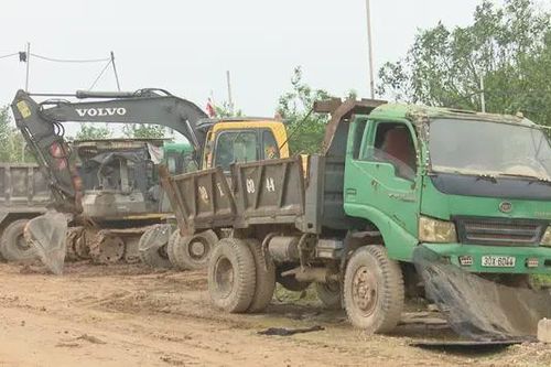 Hà Nội: Đường giao thông chậm tiến độ, người dân bức xúc