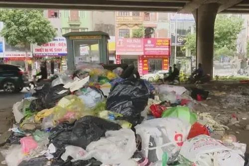 Rác thải chất đống ở giải phân cách đường Vành đai 3