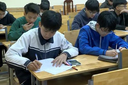 Thiếu chuyên nghiệp trong thi thử lớp 10 Chuyên ĐH Sư phạm