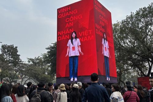 Giới trẻ nô nức xem trình diễn 'Công an nhân dân' quanh Hồ Hoàn Kiếm