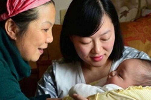 Cháu gái mới 1 tuổi bà nội đã ngăn cản không cho cháu ngủ với mẹ, con dâu biết nguyên nhân liền ly dị chồng
