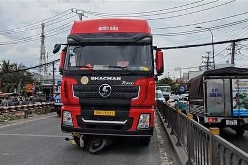 Xe container cuốn xe máy vào gầm, một phụ nữ tử vong thương tâm