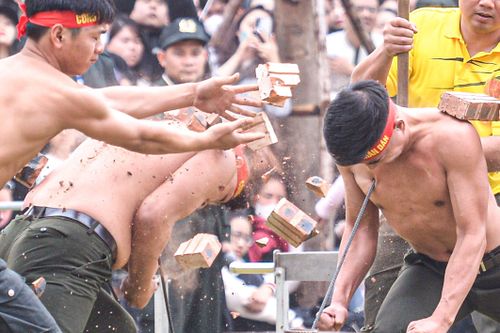 Cảnh sát dùng yết hầu uốn cong thanh sắt, đi chân trần trên thủy tinh