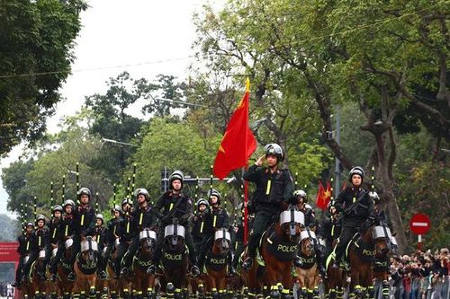 Chiêm ngưỡng dàn mô tô hiện đại của lực lượng CAND Việt Nam trình diễn tại hồ Hoàn Kiếm