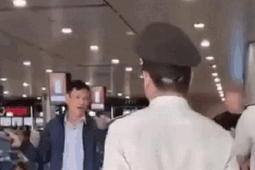Người đàn ông say rượu, hành hung nhân viên an ninh hàng không