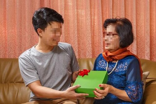 Nhận hộp quà 8/3 từ con rể, mẹ vợ rơi nước mắt khi thấy những thứ bên trong