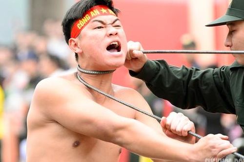 Phấn khích với màn phô diễn sức mạnh của lực lượng công an tại phố đi bộ Hồ Gươm