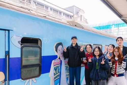 Fan rủ nhau check-in toa tàu phủ hình B.I, đếm ngược ngày đón idol về Việt Nam