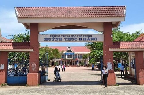 Nữ sinh lớp 10 ở Đắk Lắk đánh bạn, mang chích điện ra dọa bị xử lý kỷ luật thế nào?