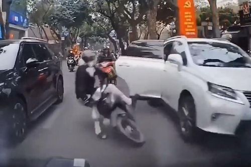 Người ngồi ôtô Lexus mở cửa bất cẩn khiến tài xế xe máy ngã ra đường