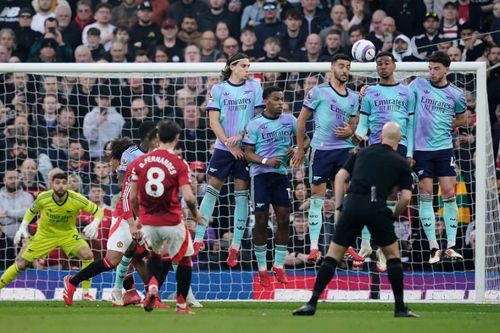 Siêu phẩm đá phạt của Bruno Fernandes vào lưới Arsenal