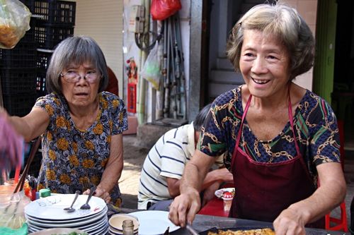 Xe bột chiên gia truyền của cặp chị em TP.HCM