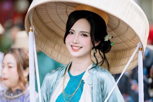 Nữ tiếp viên hàng không gây chú ý khi diễu hành cổ phục ở TP.HCM