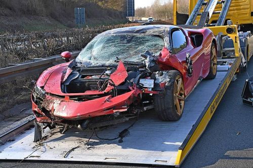Siêu xe Ferrari SF90 Stradale vỡ nát đầu khi lái thử