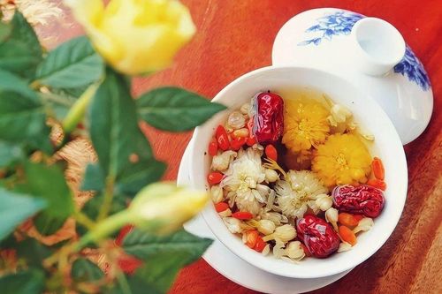 Vì sao hoa cúc và kỷ tử là thuốc quý của phụ nữ?