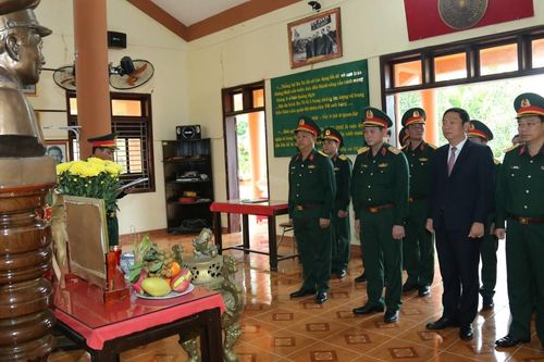 Tư lệnh Quân khu V dâng hương, tri ân Trung tướng Phạm Kiệt