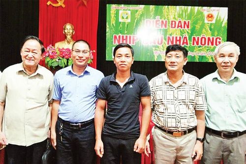 Trưởng thôn trẻ 'đa năng'