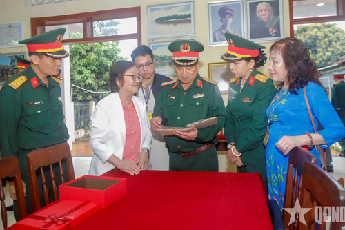 Đoàn công tác Quân khu 5 dâng hương, thăm gia đình cán bộ, chiến sĩ Đội Du kích Ba Tơ