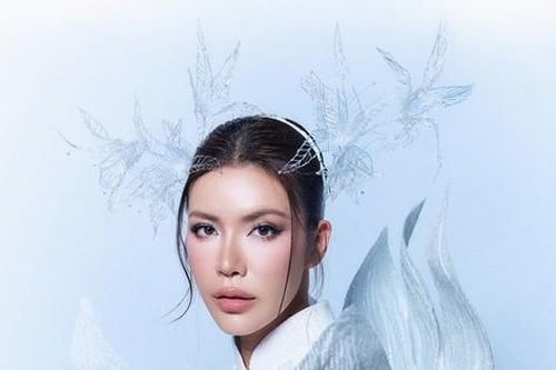 Siêu mẫu Minh Tú diện áo dài diễn 'vedette', đẹp như 'nàng thơ' bước ra từ trong tranh