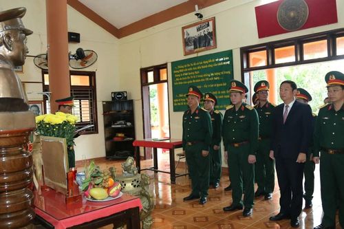 Tư lệnh Quân khu 5 dâng hương tưởng nhớ Trung tướng Phạm Kiệt