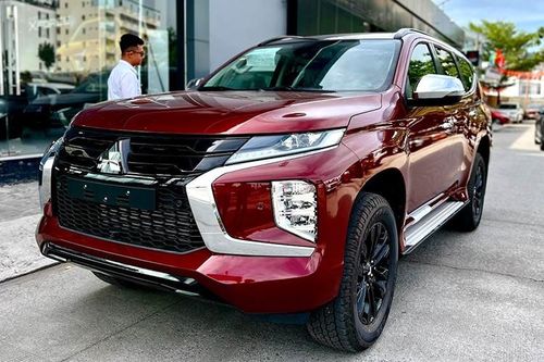 Mitsubishi Pajero Sport giảm 'sập sàn' tới gần 300 triệu tại đại lý