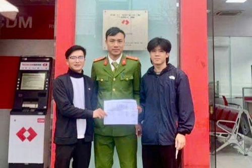 Bỗng dưng tài khoản nhận 450 triệu đồng, thanh niên trình báo công an