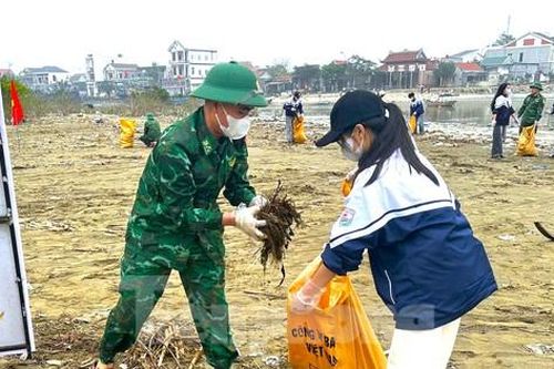 Chiến sĩ bộ đội biên phòng cùng đoàn viên thanh niên làm sạch bãi biển