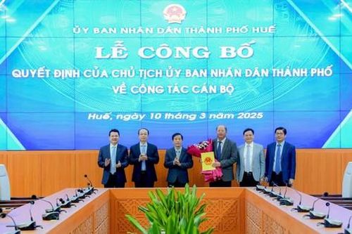 Công bố quyết định của Chủ tịch UBND thành phố Huế về công tác cán bộ