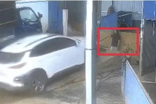 Điều khiển ô tô lên bệ rửa, nữ tài xế bất ngờ tông chủ tiệm tử vong