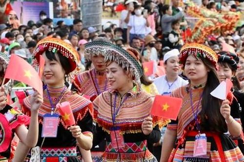 Lung linh sắc màu 49 dân tộc anh em tại lễ hội đường phố Buôn Ma Thuột